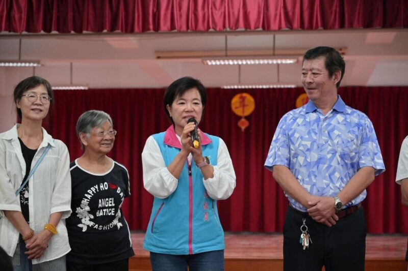 傳統文化扎根吉安！詩書畫協會走入鄉幼游淑貞陪大小朋友「端午詩香粽香頌屈子」